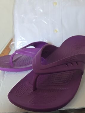 CROCS Women's Purple Thong Sandals 8M